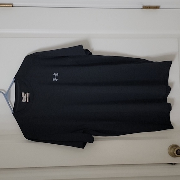 Under Armour Size XL Black Fitted HeatGear Short Sleeve Shirt, Gently Used Cond. - Picture 1 of 9